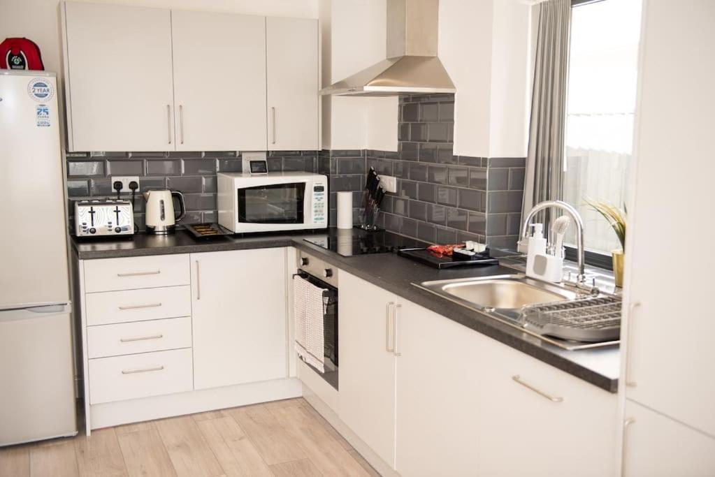 Maisy Lodge - Two Bed Lux Flat - Parking, Netflix, Wifi - Close To Blenheim Palace & Oxford - F2 Kidlington Exterior photo
