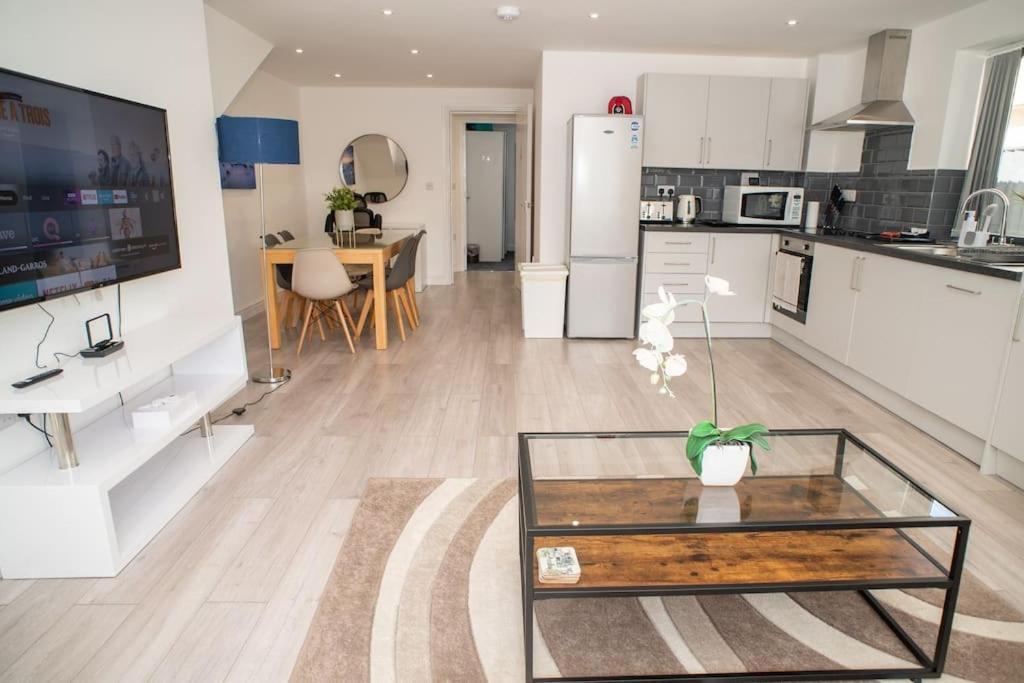 Maisy Lodge - Two Bed Lux Flat - Parking, Netflix, Wifi - Close To Blenheim Palace & Oxford - F2 Kidlington Exterior photo